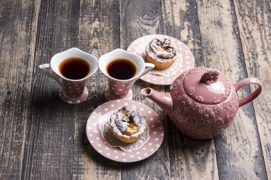 İki çay ve çörekler 