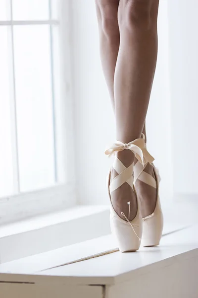Tänzer Beine in Spitze — Stockfoto