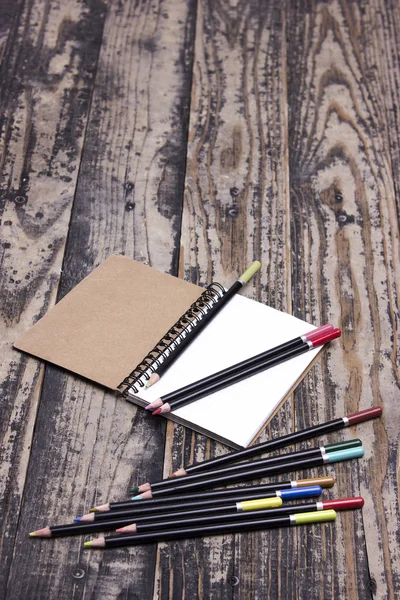 Lápices y un cuaderno — Foto de Stock