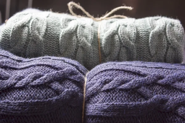 Warm gestrickte Decken gestapelt. Komfort und Komfort — Stockfoto