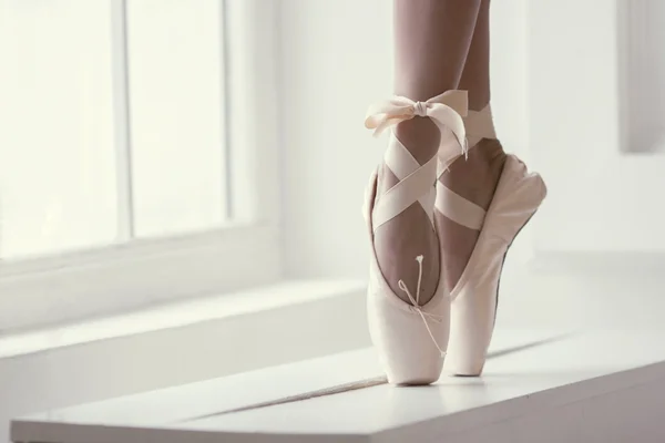 Benen van een ballerina in pointe — Stockfoto