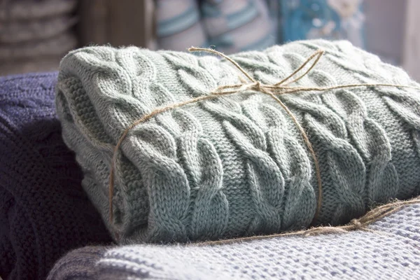 Теплые вязаные одеяла сложены в стопку. Комфорт и удобство — стоковое фото