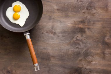 kahverengi ahşap arka plan üzerinde sahanda yumurta