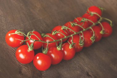 Ahşap arka plan üzerinde domates demet