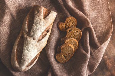 Keten bir peçeteye kahverengi ekmek