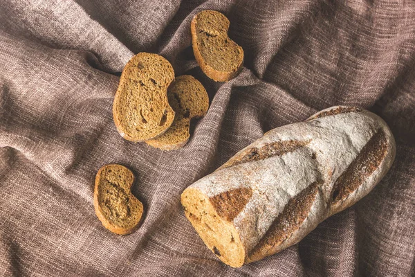 Pan integral en una servilleta de lino —  Fotos de Stock