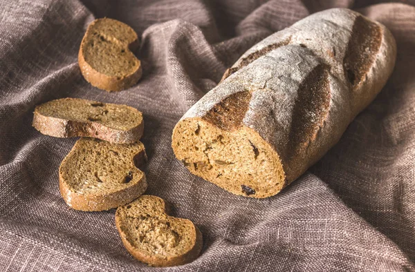 Pan integral en una servilleta de lino —  Fotos de Stock