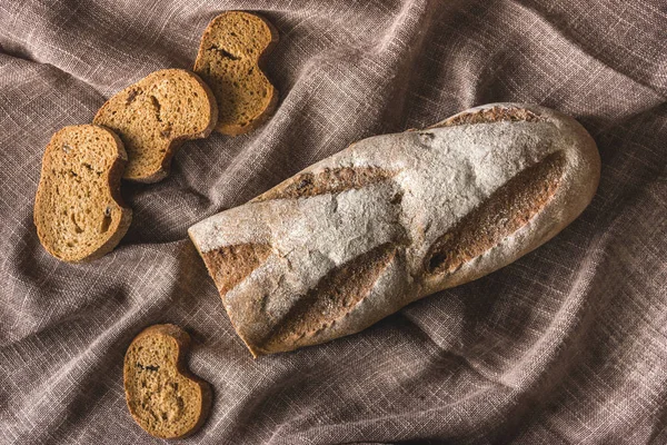 Pan integral en una servilleta de lino —  Fotos de Stock