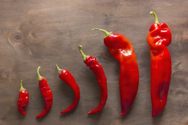 Ahşap bir zemin üzerine pul biber