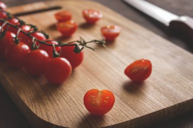 Kesme tahtasındaki domatesler