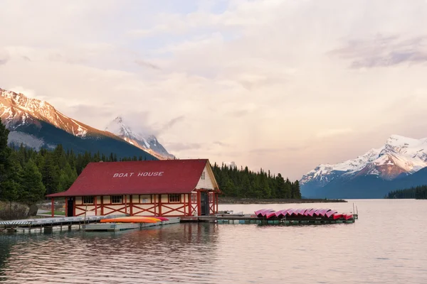 Lago Maligne nas Rochosas — Fotografia de Stock