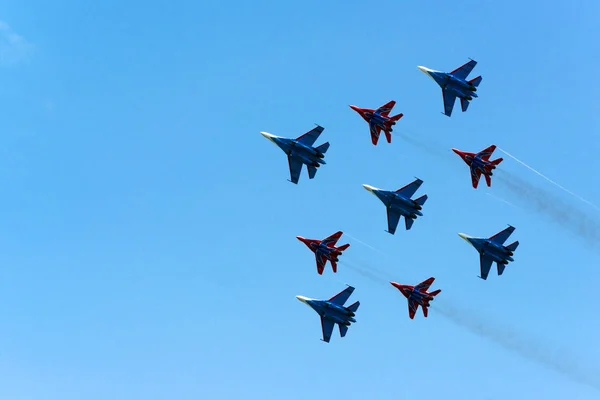 Аэробатика в исполнении российских истребителей — стоковое фото