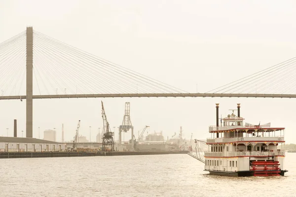 Steamboat on Savannah river and Talmadge bridge — Stock Photo, Image