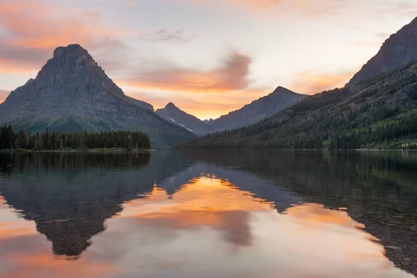 Mountain lake in Montana — Stock Photo, Image