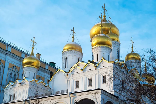 Золотые луковые куполы Кремлевского собора — стоковое фото