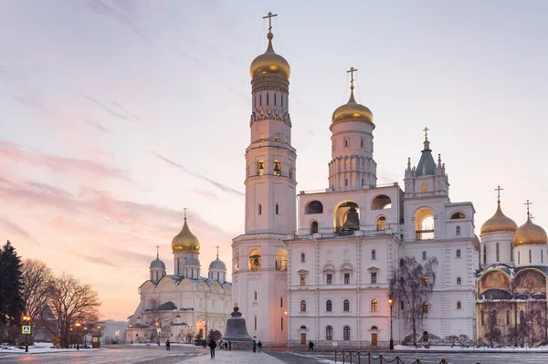 Kathedralen van het Kremlin van Moskou bij zonsondergang — Stockfoto
