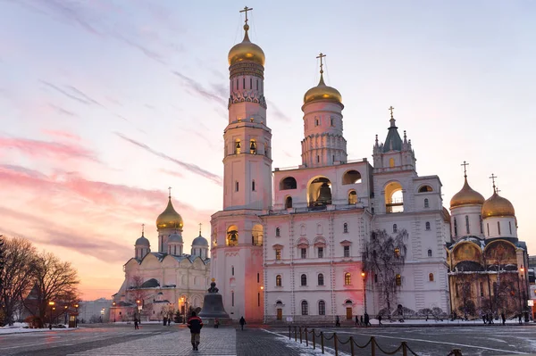 Cathédrales du Kremlin de Moscou au coucher du soleil — Photo