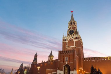 Gün batımında Kremlin işçinin Kulesi