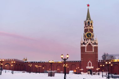 İşçinin Kulesi ve Kremlin duvarları