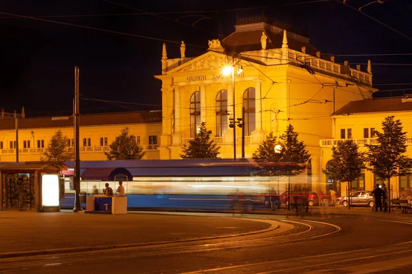 Treinstation 's nachts — Stockfoto