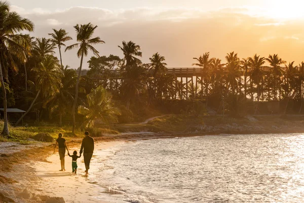 Pôr do sol na ilha paradisíaca — Fotografia de Stock