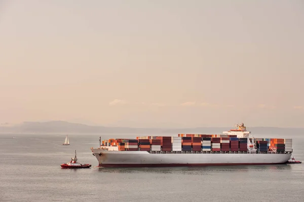 Containers op vrachtschip — Stockfoto