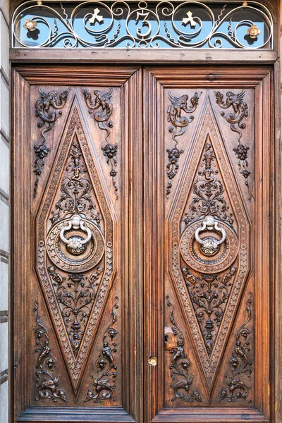 Dřevěné dveře s prací — Stock fotografie