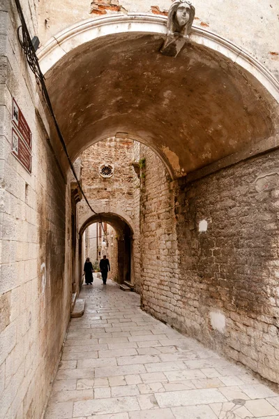 Rua antiga estreita de Sibenik — Fotografia de Stock