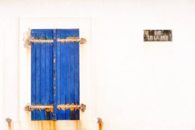 Mavi panjurlar ile ev