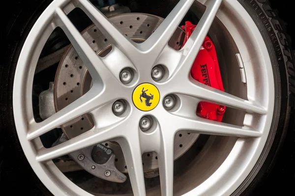 Primo piano della ruota Ferrari — Foto Stock