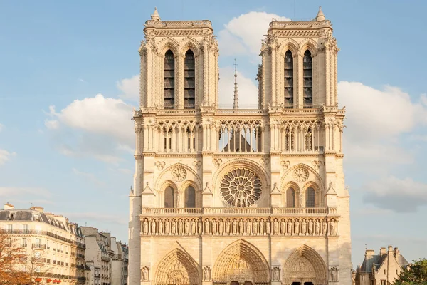 Sol Acendeu Fachada Intacta Mundialmente Famosa Notre Dame Paris Praça — Fotografia de Stock