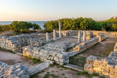 Gün batımında Sivastopol, Kırım 'daki Çeronesos Deresi' nin Bazilika kompleksi