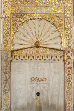 Han 's Palace, Bakhchisaray, Kırım' ın avlusunda altın Arap dezenfektanı olan nefis mermer çeşme.