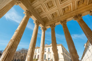 Maison Caree ya da Square House 'un klasik sütunları, en iyi korunmuş Roma tapınağı, Güney Fransa, Nimes' in tarihi merkezinde.