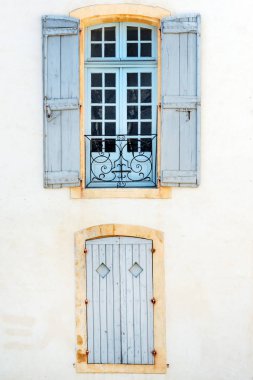 Avignon, Provence 'ın tarihi merkezinde panjurları olan resimli pencereler