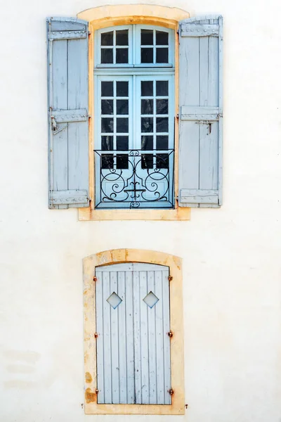 Schilderachtige Ramen Met Luiken Het Historische Centrum Van Avignon Provence — Stockfoto