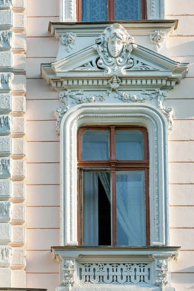乌克兰敖德萨历史建筑中心的精雕细琢的白色玻璃窗 — 图库照片
