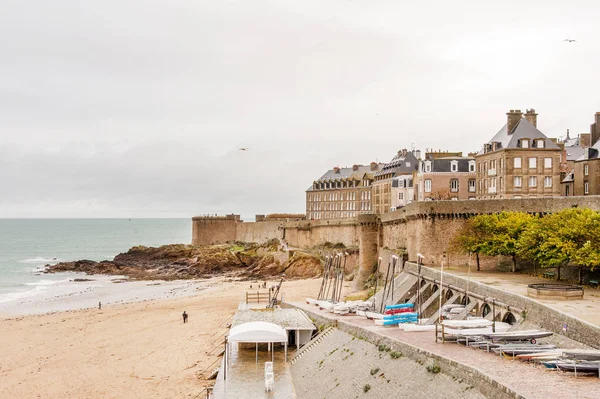 Sandstrand Högvatten Och Stadsmurar Berömda Corsair Fästning Saint Malo Bretagne — Stockfoto
