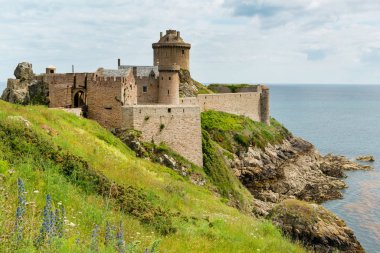 Ortaçağ Fort la Latte 'si Xiv' de Emerald Coast, Brittany, Fransa 'da Cape Frehel yakınlarında inşa edildi.