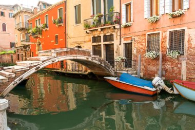 Cannaregio mahallesindeki Antik Ponte de Chiodo (Çivi) köprüsü, sipersiz tek Venedik köprüsü, Venedik, İtalya