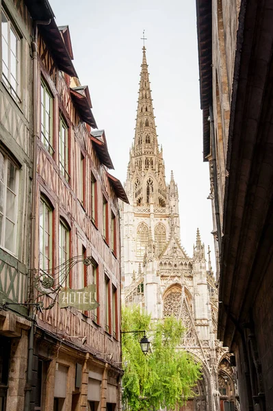 法国鲁昂Gros Horloge街 和鲁昂圣母大教堂的主要购物街 — 图库照片