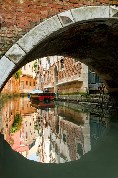 Båge Den Lilla Venetianska Bron Reflekterar Kanalen Skapa Cirkel Venedig — Stockfoto