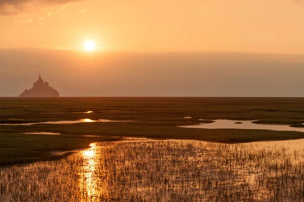 Silueta Slavného Mont Saint Michel Při Západu Slunce Pobřeží Normandie — Stock fotografie