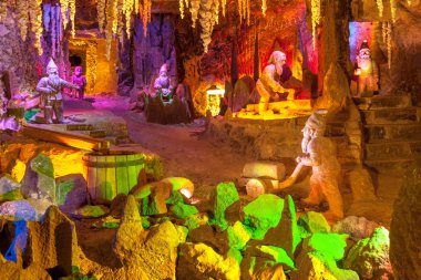 Polonya 'nın Krakow kenti yakınlarındaki popüler bir turizm merkezi olan Wieliczka Tuz Madeni' nin içindeki kaya tuzundan oyulmuş cüce figürleri.