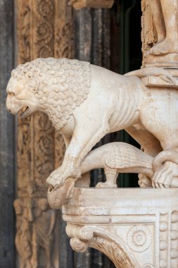 Hırvatistan 'ın Trogir kentindeki ortaçağ St. Lawrence Katedrali' nin Batı portalındaki aslan heykeli