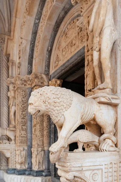 Posąg Lwa Przy Znakomicie Wyrzeźbionym Zachodnim Portalu Średniowiecznej Katedry Wawrzyńca — Zdjęcie stockowe