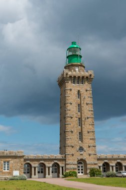 Fransa, Brittany 'nin Emerald sahilindeki Kaptan Frehel' in ucundaki güzel deniz feneri.