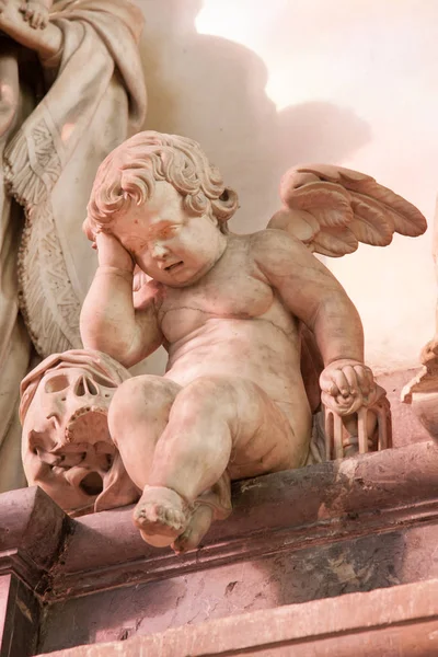 Płacząca Rzeźba Anioła Zdobiąca Wnętrze Słynnej Katedry Amiens Francja — Zdjęcie stockowe