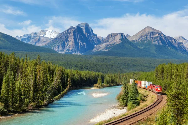 Comboio Carga Movendo Longo Rio Bow Cordilheira Rocky Mountains Canadá — Fotografia de Stock