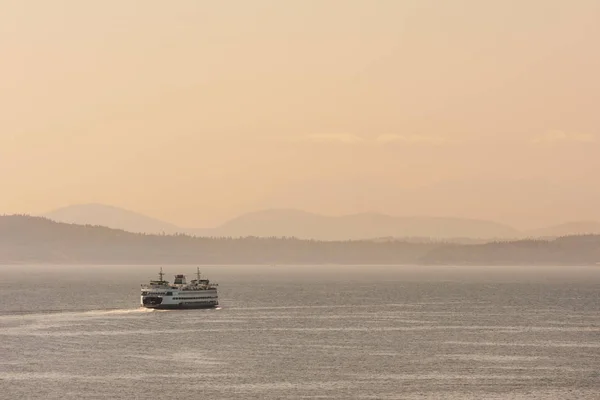 Ferry Boat Carrying Passengers Cars Puget Sound Seattle Olympic Peninsula — Stock Photo, Image